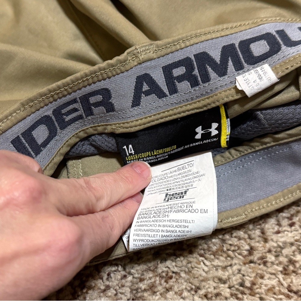 Boys Under Armour Size 14 Heat Gear Loose Fit Tan / Khaki Shorts - Picture 5 of 5